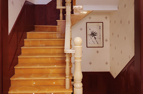 博爱中式别墅室内汉白玉石楼梯的定制安装装饰效果